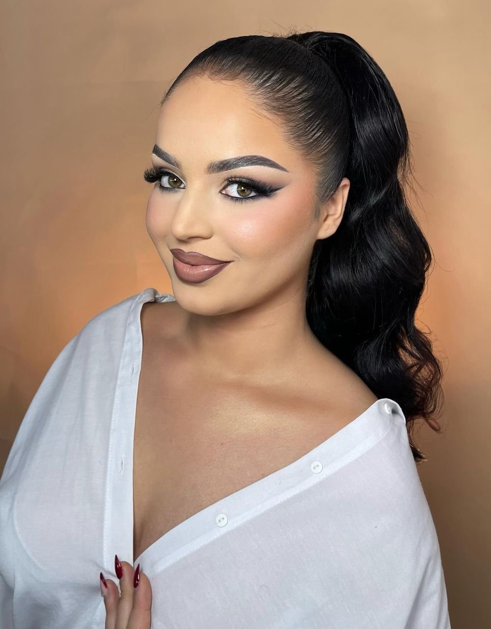 Make-up me eyeliner dhe bisht i lartë me valë