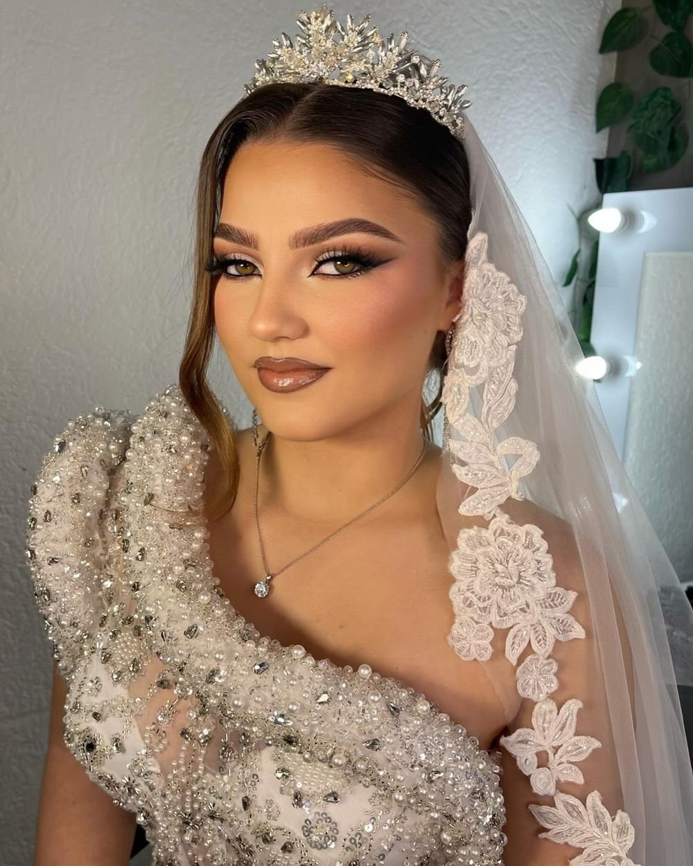Nuse me kurorë dhe vel, make-up dhe frizurë nga Studio Elsa