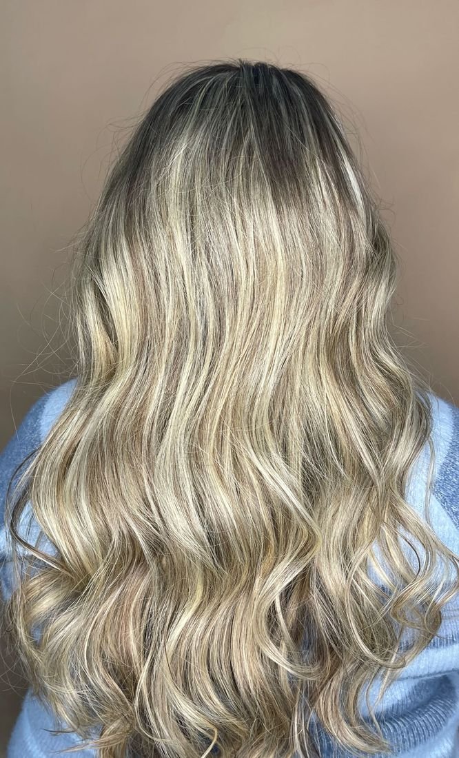 Flokë blonde me valë dhe rrënjë të errët