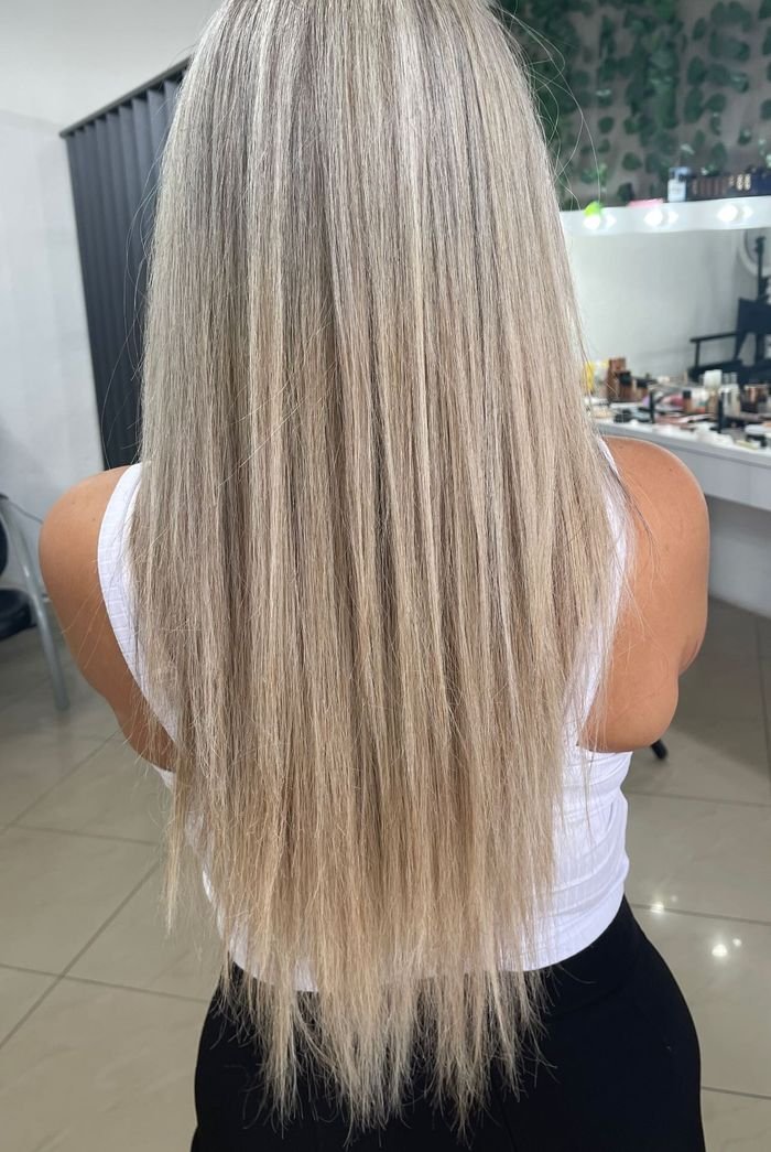 Flokë blonde të drejta me highlights