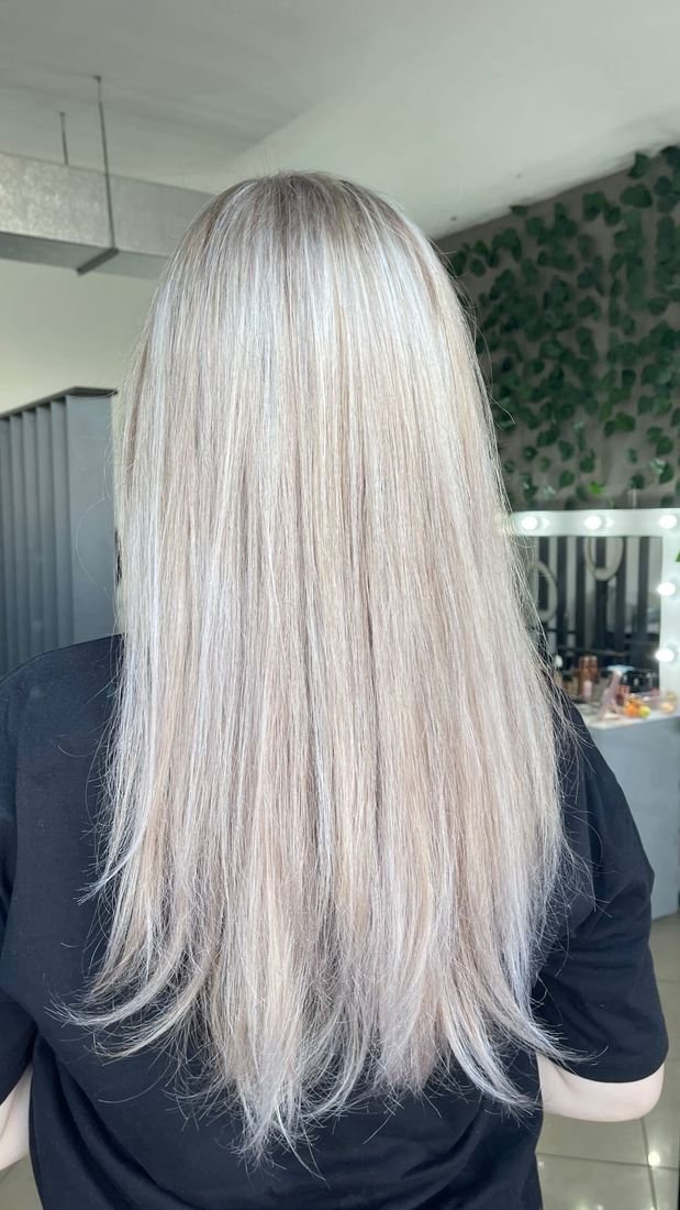 Blonde perlë në flokë të drejta